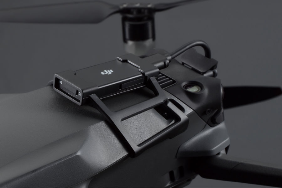 DJI Cellular Dongle conectat prin USB-C și instalat pe DJI Mavic 3 Pro folosind kitul de instalare