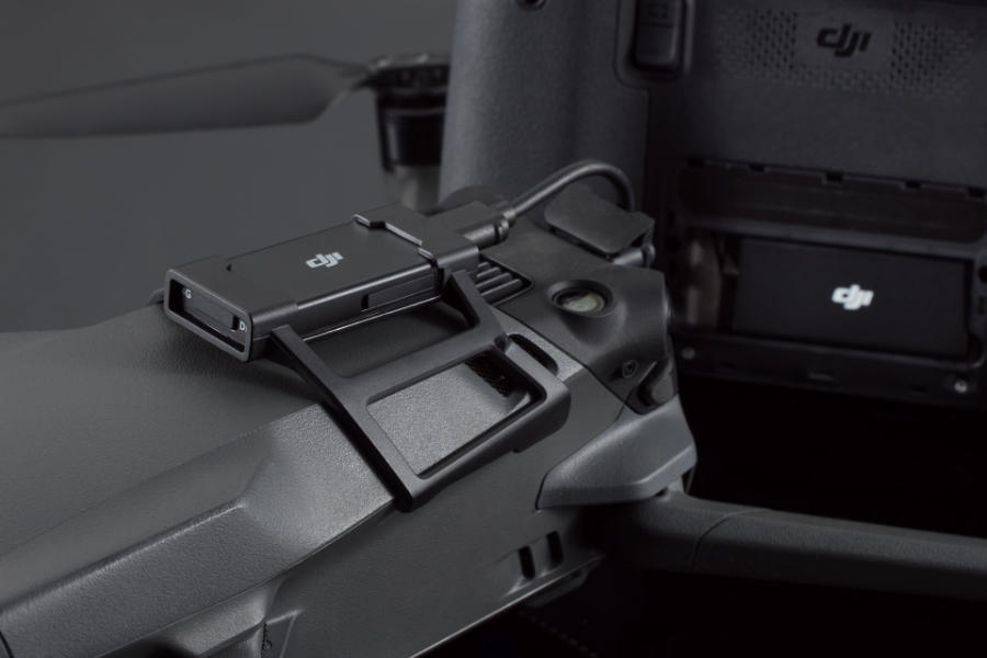DJI Cellular Dongle montat pe o drona Mavic 3 Pro