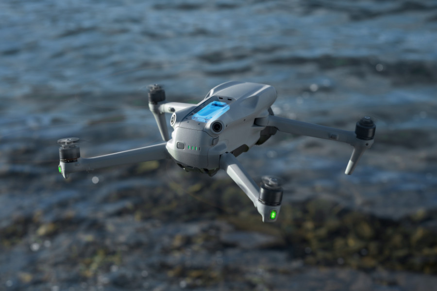 Drona DJI în zbor langă mare