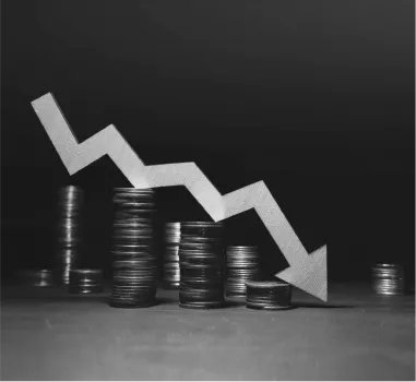 Săgeată care se duce în jos pe direcția descrescătoare a teancurilor de monede arată costurile mai mici