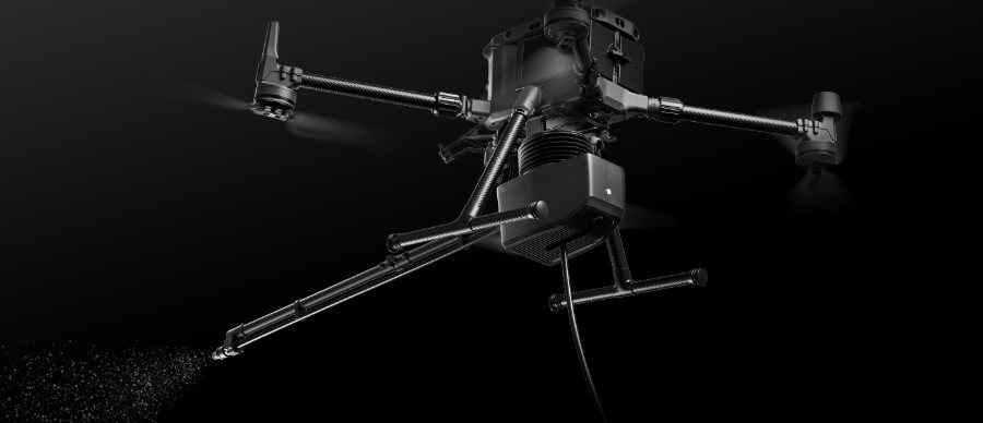 Drona DJI Matrice 350 cu Wisson Orion AP3-P3 atașat în partea de jos care stropește pe un fundal complet negru