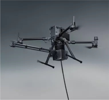 Drona DJI Matrice 350 zburând cu sistemul de curățat clădiri înalte Wisson Orion AP3-P3 atașat în partea de jos pe un fundal gri albastru