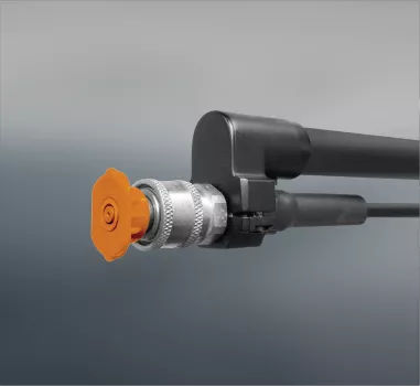 Duză portocalie de pe sistemul Orion AP3-P3 pe un fundal estompat