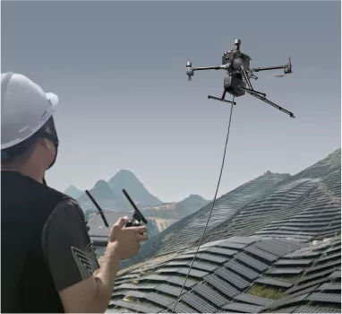 Bărbat care pilotează o dronă DJI Matrice pe o fermă de panouri solare pentru a le curăța cu Wisson Orion AP3-P3