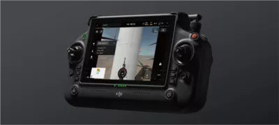 Radiocomanda DJI RC Enterprise pe un fundal gri